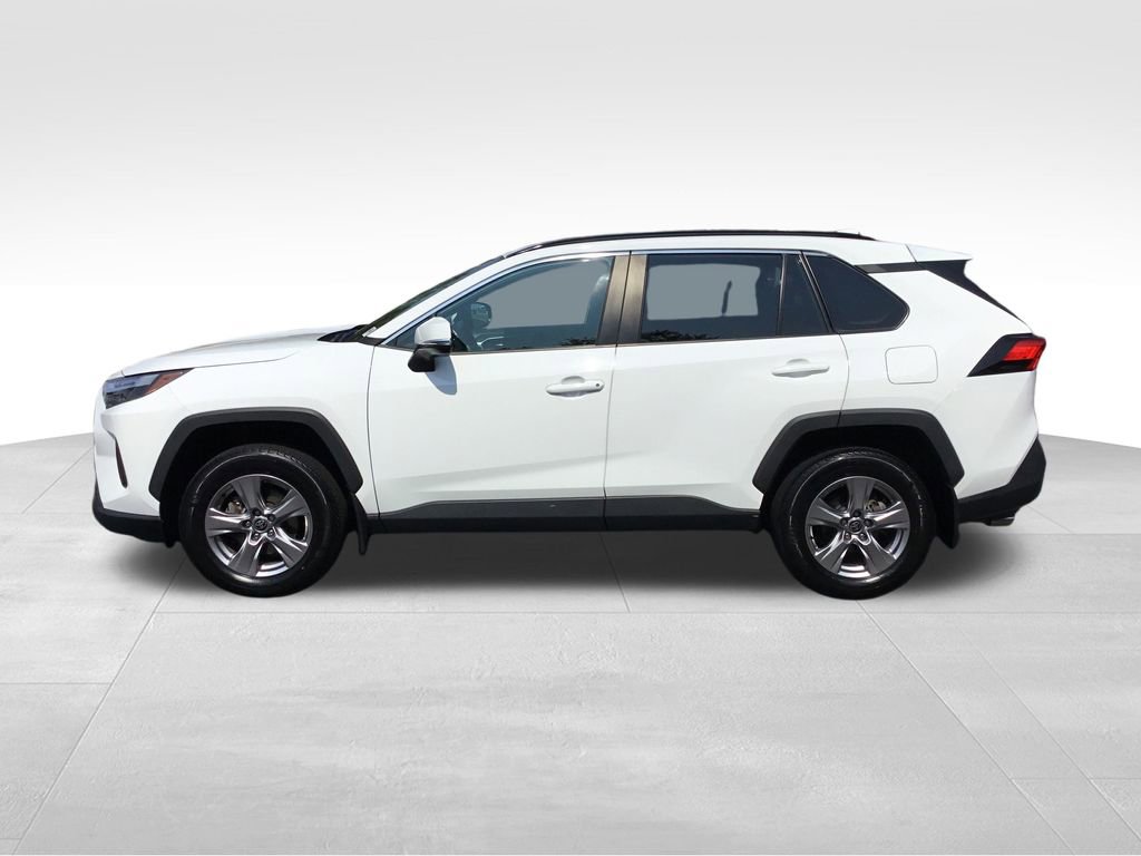 2022 Toyota RAV4 XLE photo 2