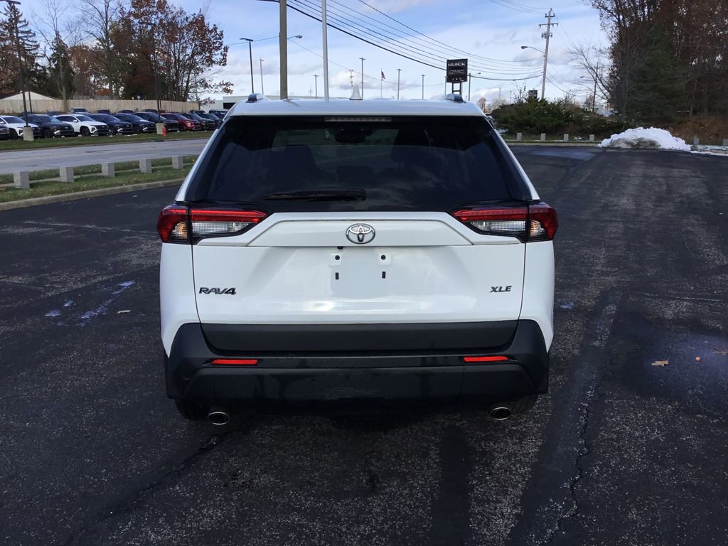 2023 Toyota RAV4 XLE photo 4