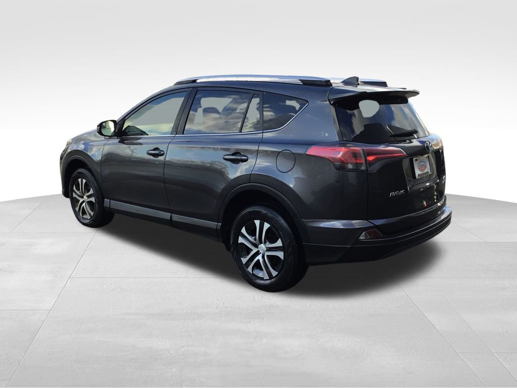 2016 Toyota RAV4 LE photo 3