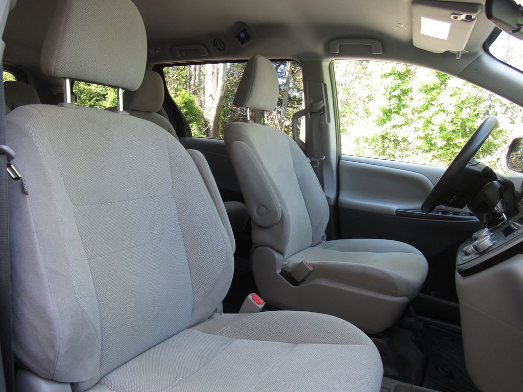 2020 Toyota Sienna L - Photo 18