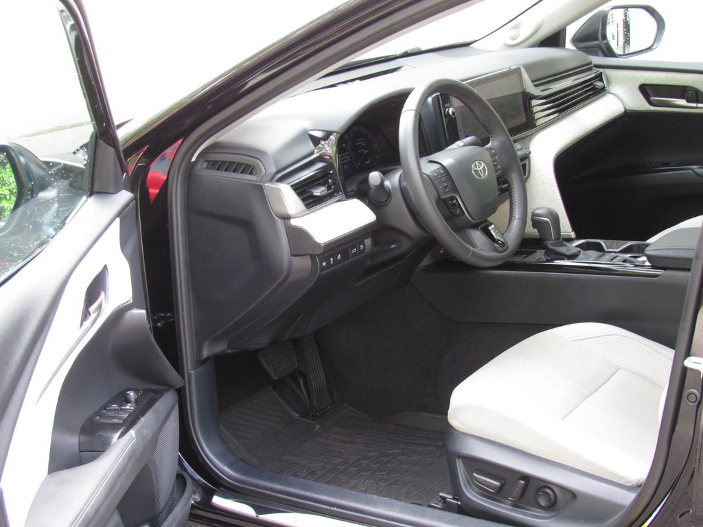 2025 Toyota Camry XLE - Photo 10
