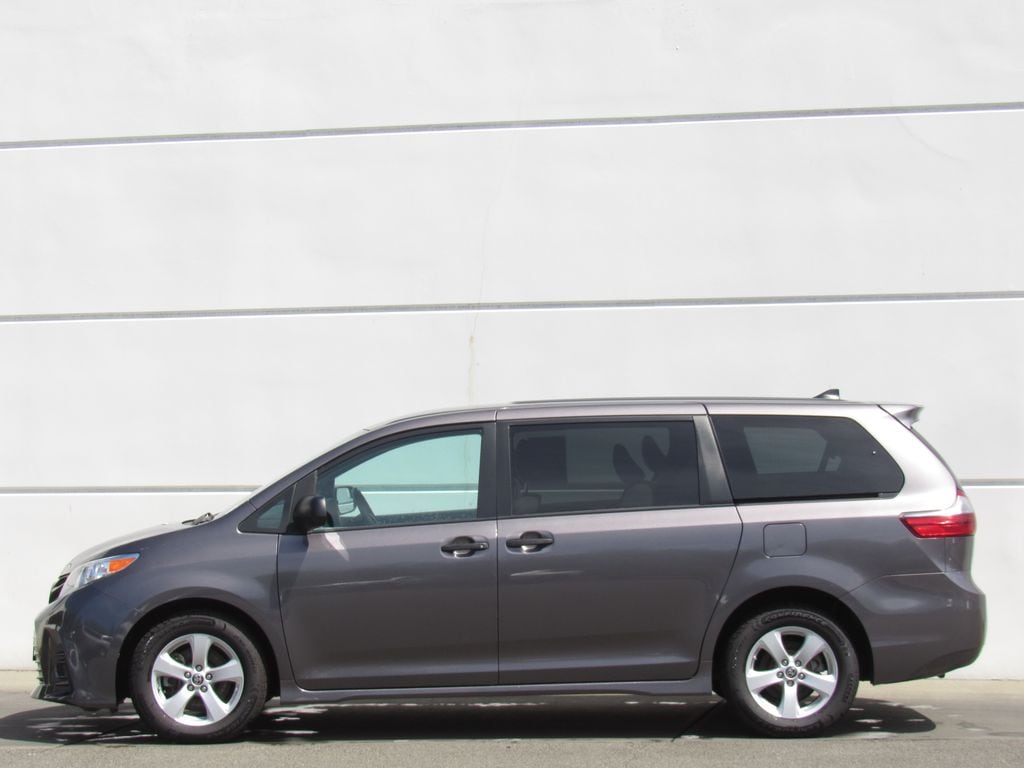 2020 Toyota Sienna L - Photo 4