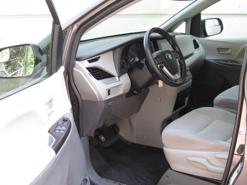 2020 Toyota Sienna L - Photo 8