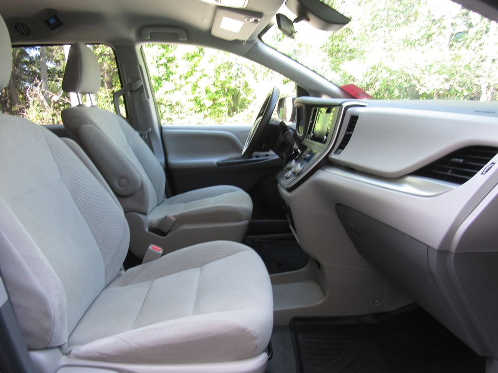 2020 Toyota Sienna L - Photo 17