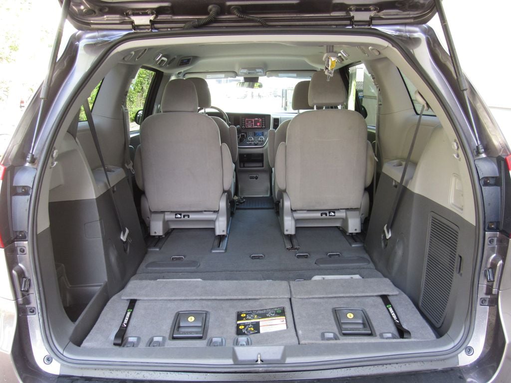 2020 Toyota Sienna L - Photo 19