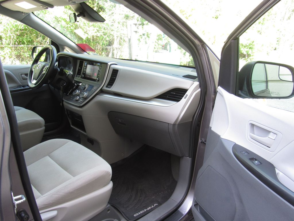 2020 Toyota Sienna L - Photo 16