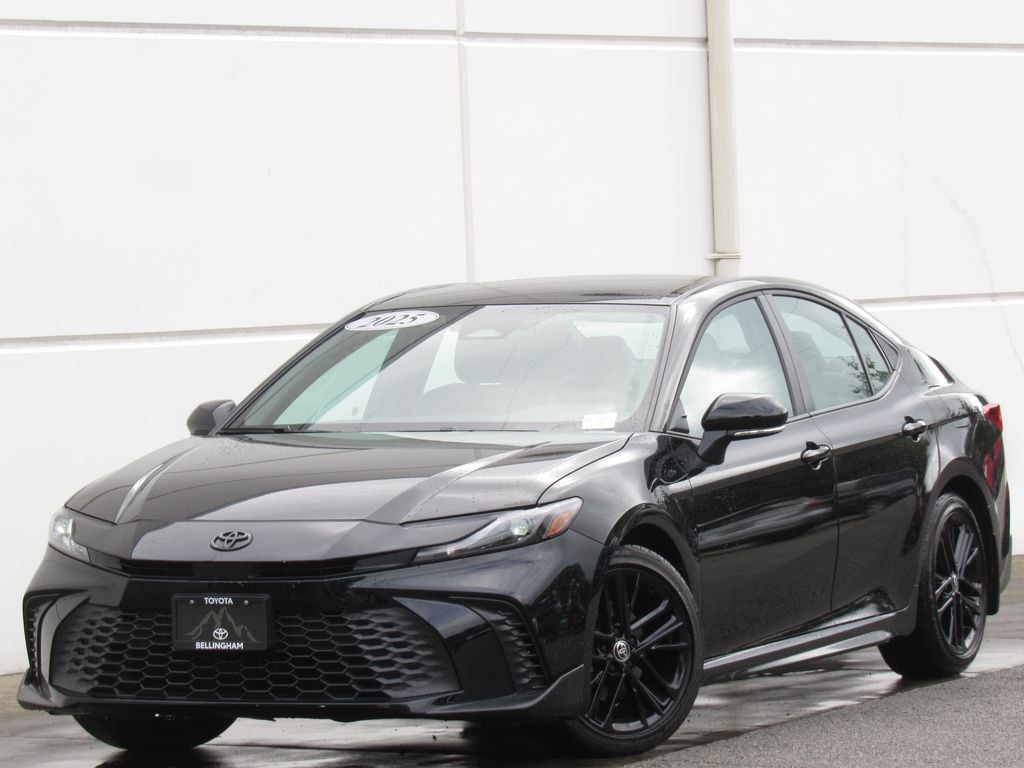 2025 Toyota Camry SE Hybrid's photo