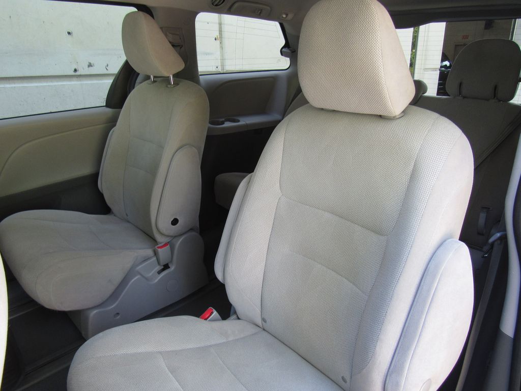 2020 Toyota Sienna L - Photo 14
