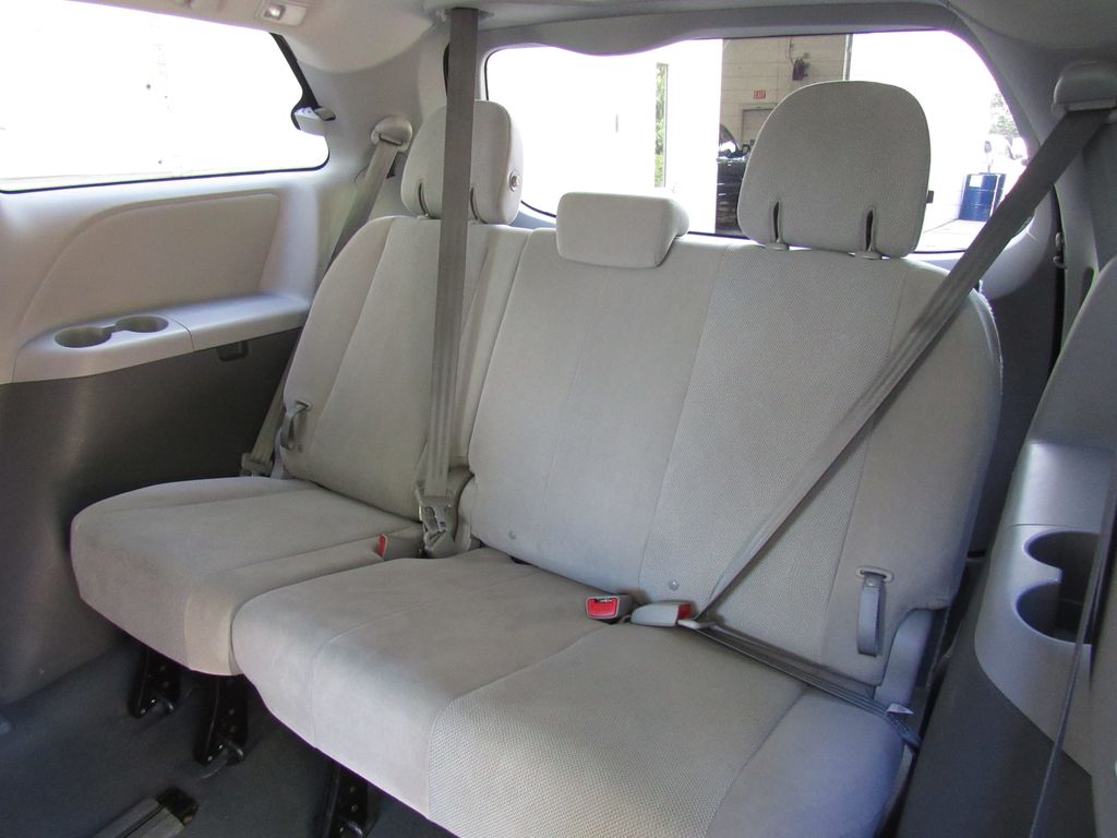2020 Toyota Sienna L - Photo 15
