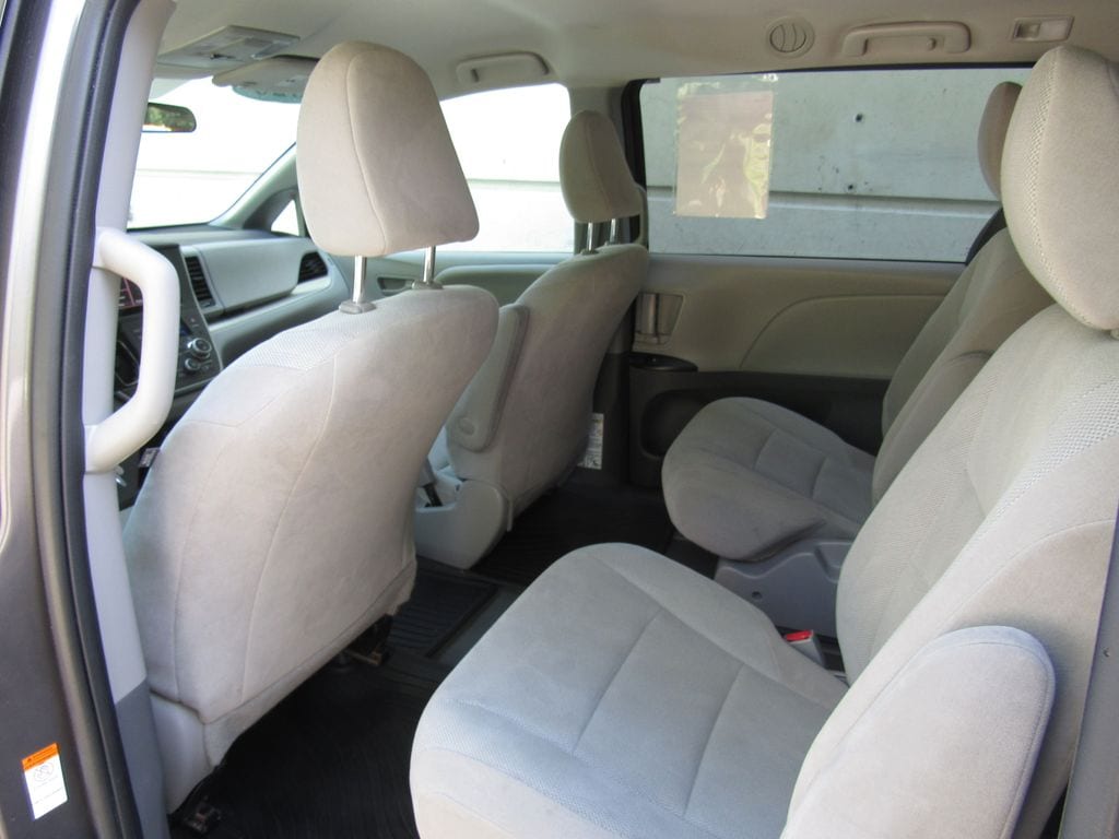 2020 Toyota Sienna L - Photo 12