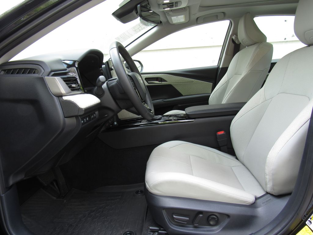 2025 Toyota Camry XLE - Photo 11
