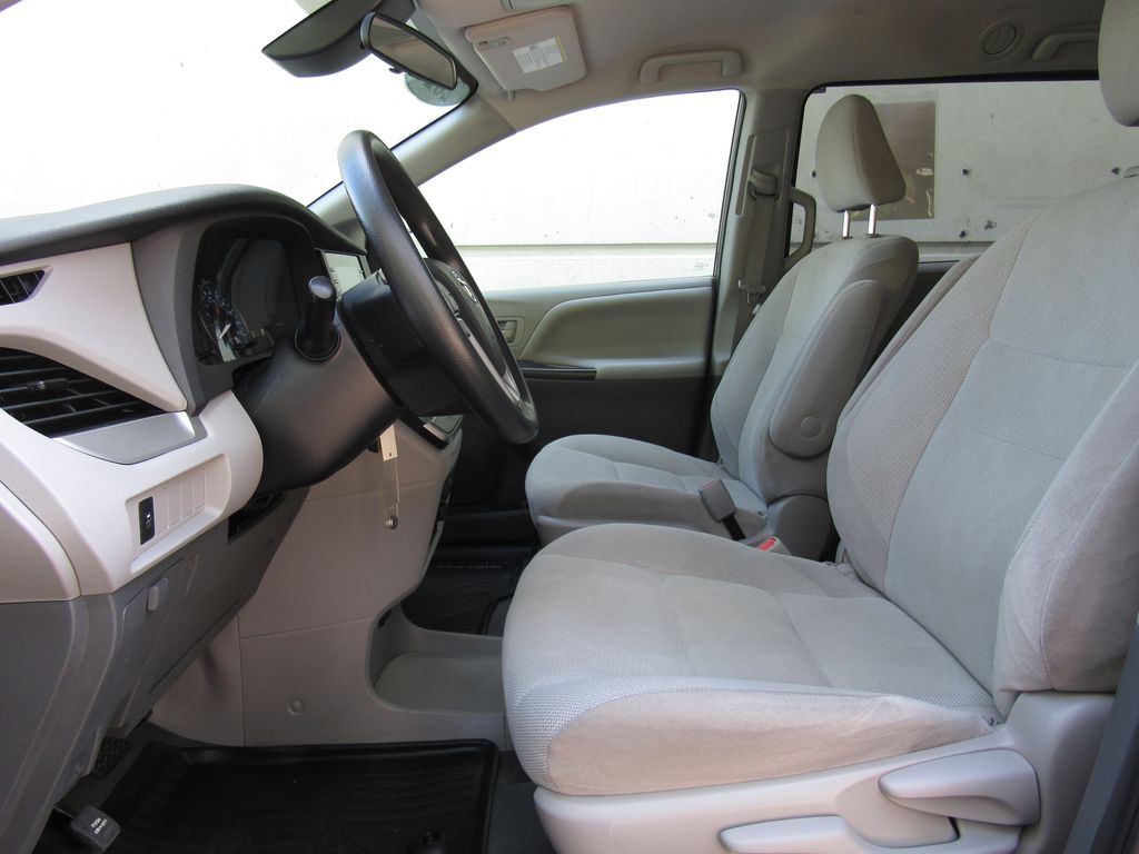 2020 Toyota Sienna L - Photo 9
