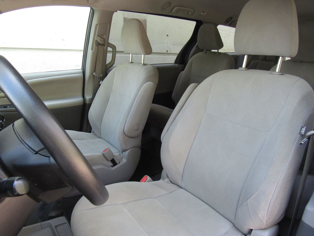 2020 Toyota Sienna L - Photo 10