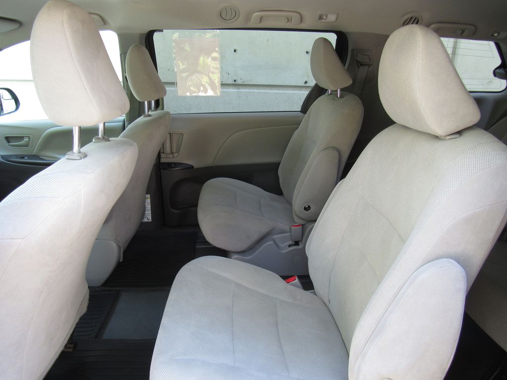 2020 Toyota Sienna L - Photo 13
