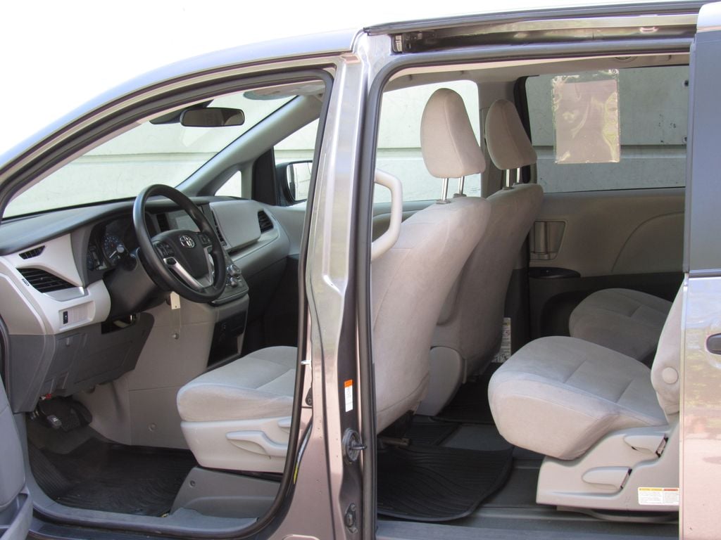 2020 Toyota Sienna L - Photo 11