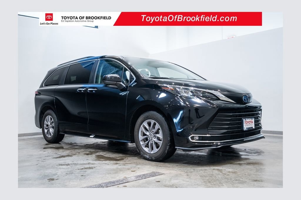 2024 Toyota Sienna XLE's photo