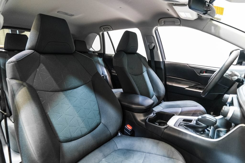 2025 Toyota RAV4 XLE - Photo 15