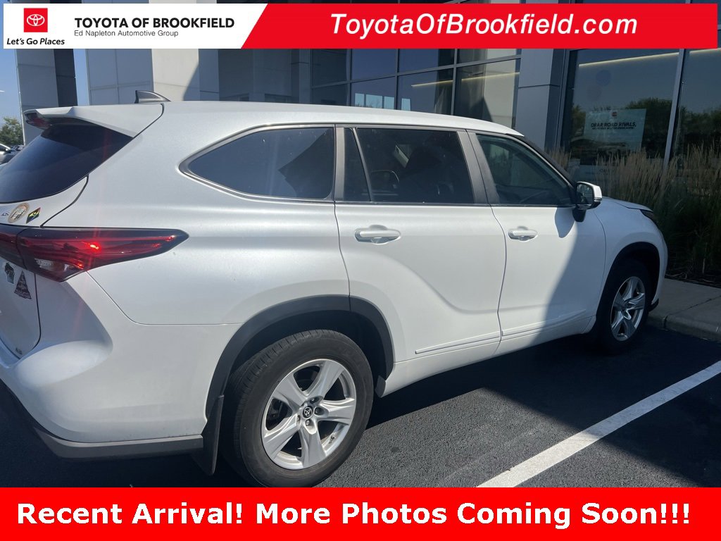 2023 Toyota Highlander LE photo 3