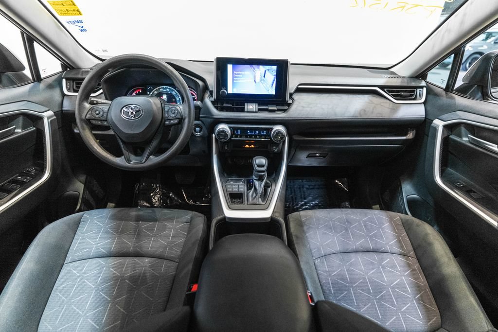 2025 Toyota RAV4 XLE - Photo 13