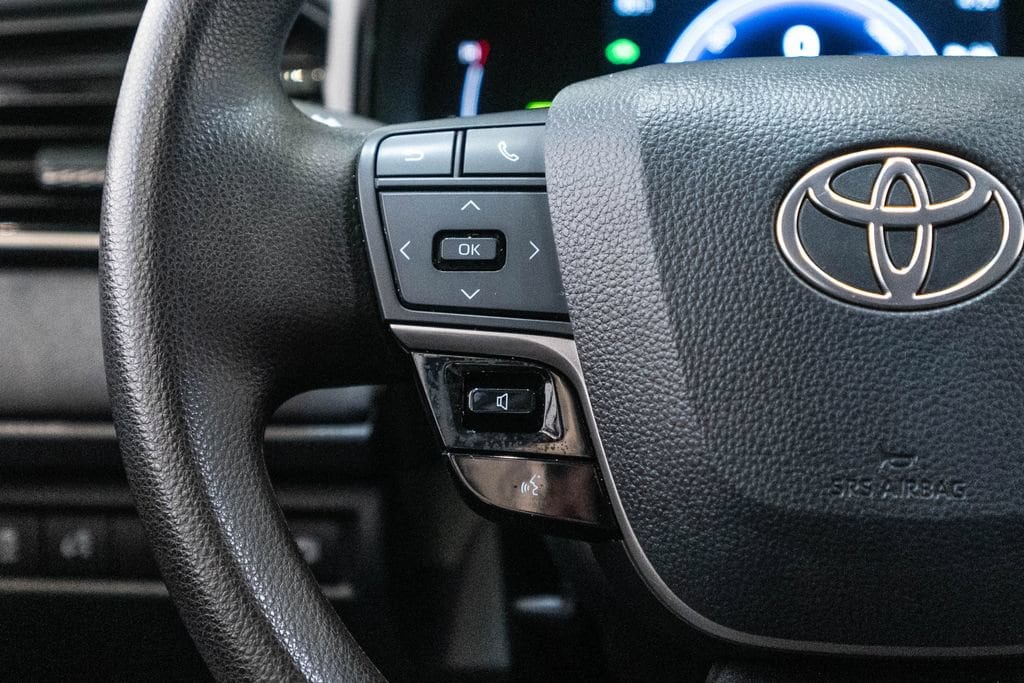 2025 Toyota Camry LE - Photo 18