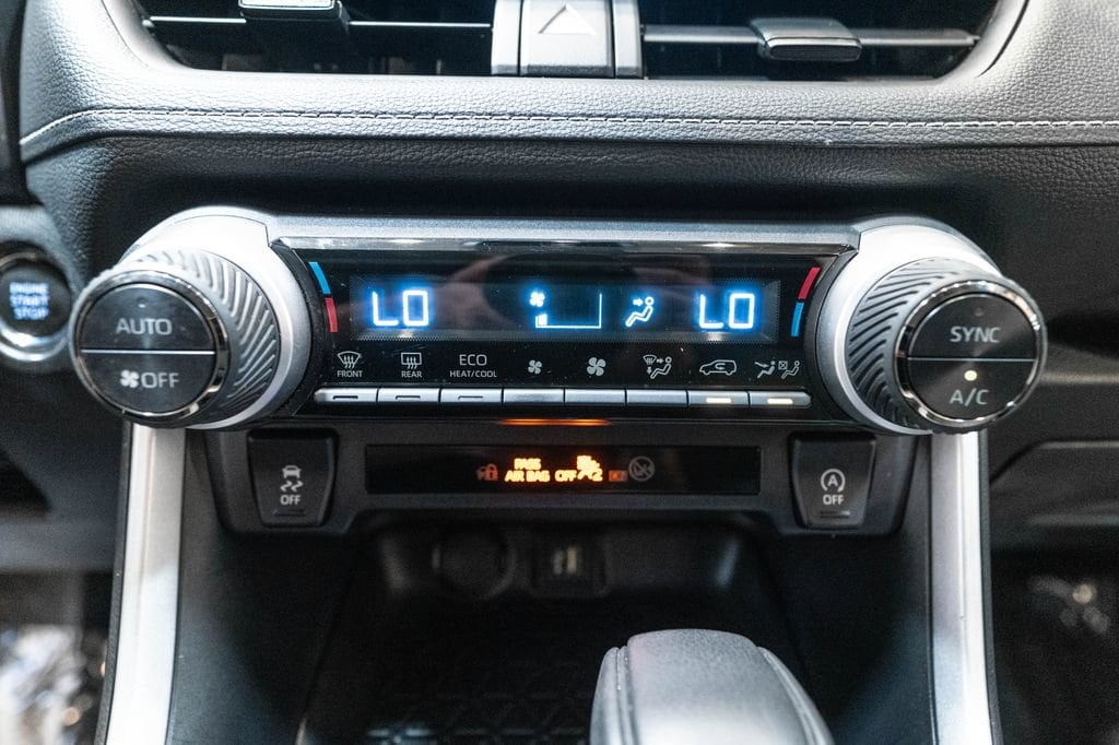2025 Toyota RAV4 XLE - Photo 25