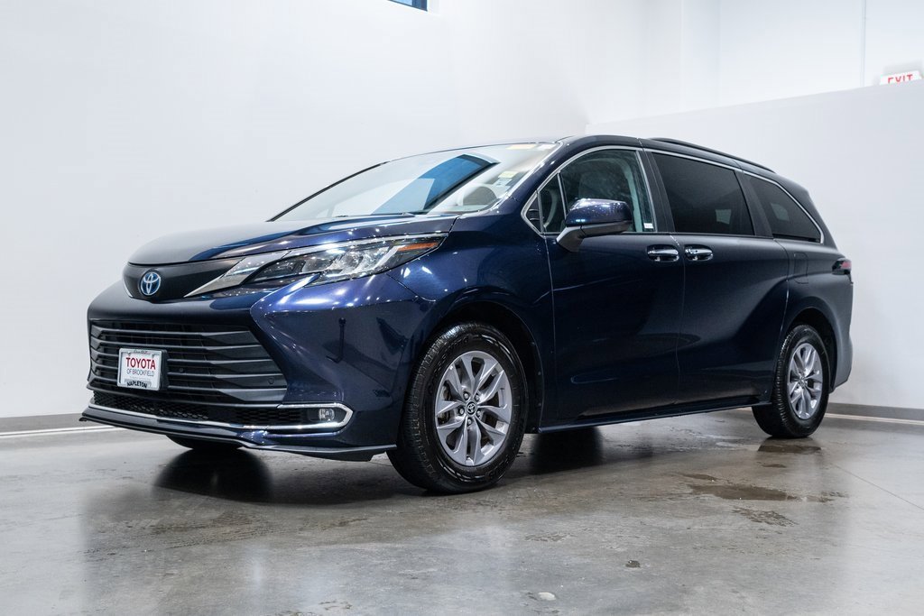 2023 Toyota Sienna XLE photo 3