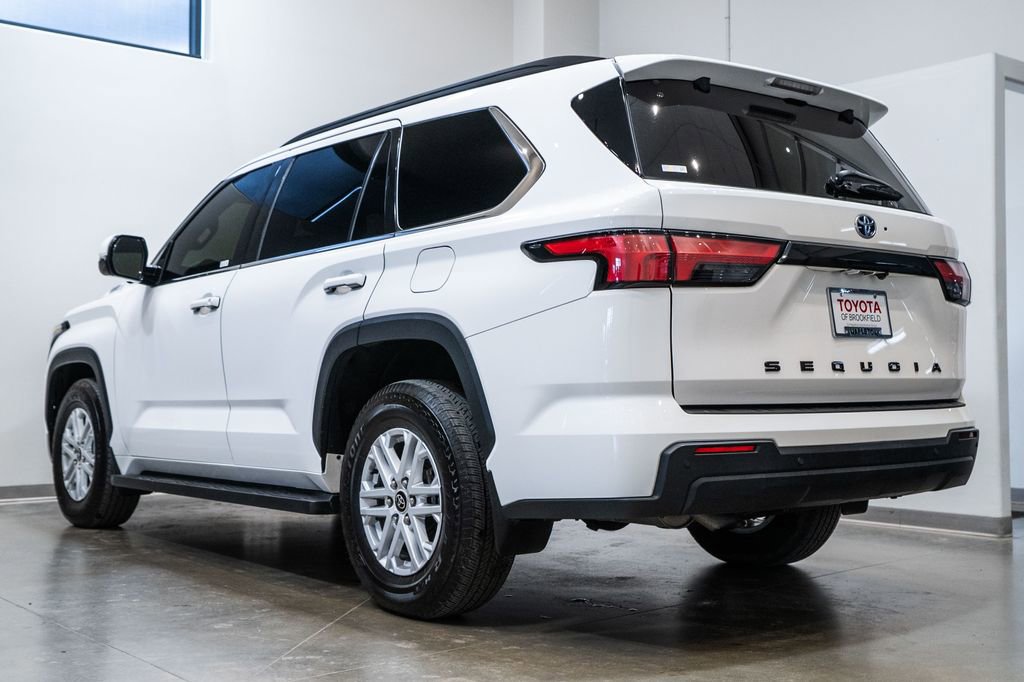 2023 Toyota Sequoia SR5 - Photo 7