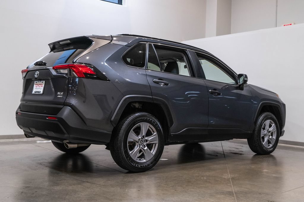 2025 Toyota RAV4 XLE - Photo 9