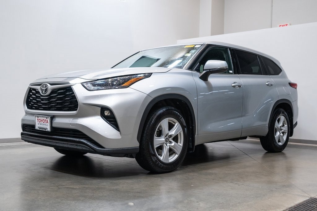 Certified 2022 Toyota Highlander LE with VIN 5TDBZRBH1NS578084 for sale in Brookfield, WI