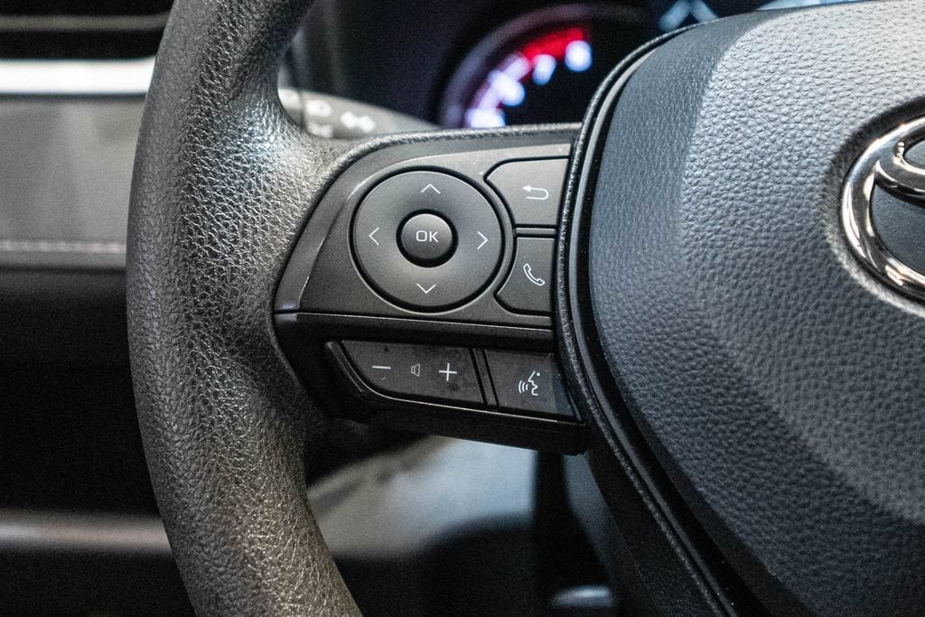 2025 Toyota RAV4 XLE - Photo 18