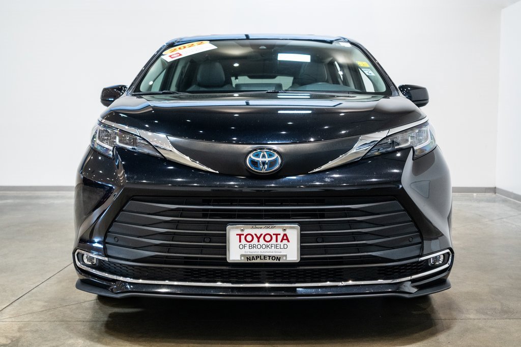 2022 Toyota Sienna XLE photo 2