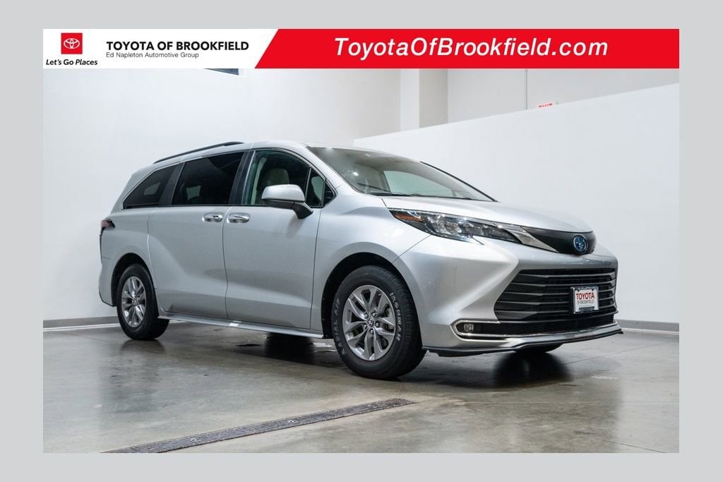 2024 Toyota Sienna XLE's photo