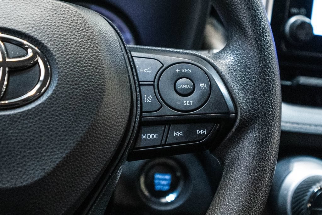 2025 Toyota RAV4 XLE - Photo 19