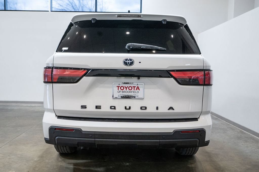 2023 Toyota Sequoia SR5 - Photo 8