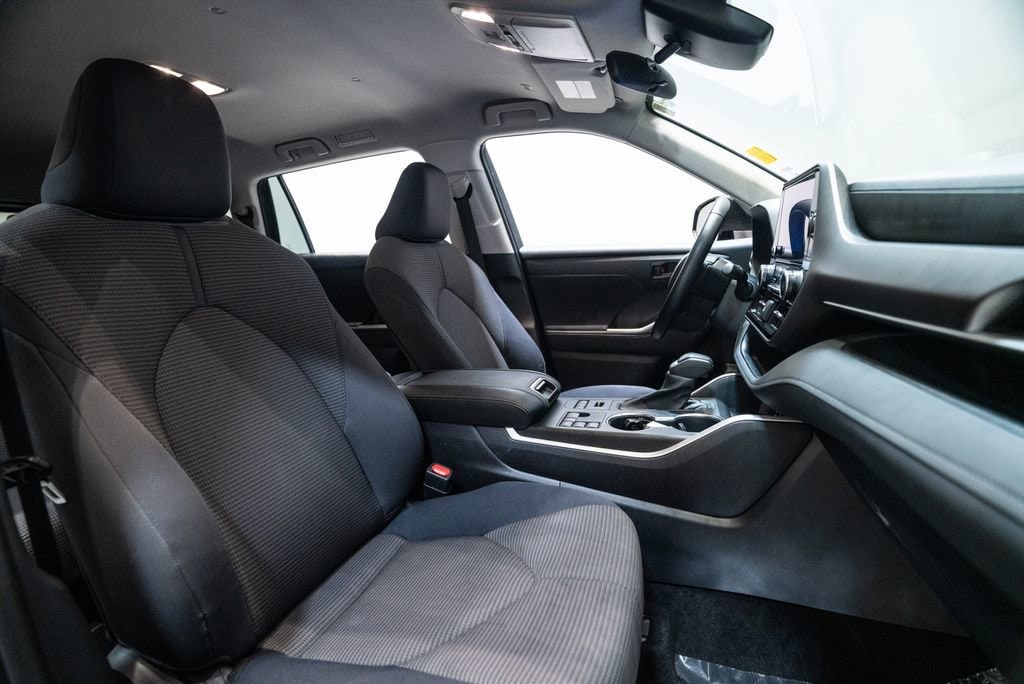 2024 Toyota Highlander LE - Photo 15