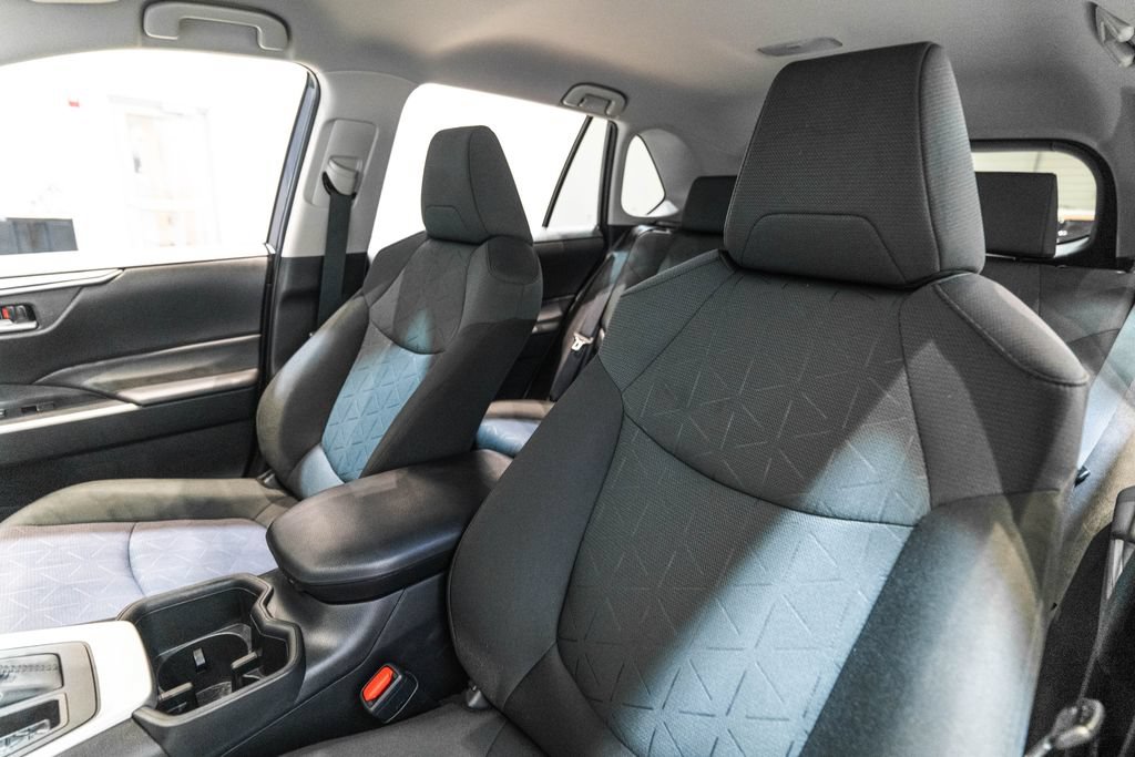 2025 Toyota RAV4 XLE - Photo 6