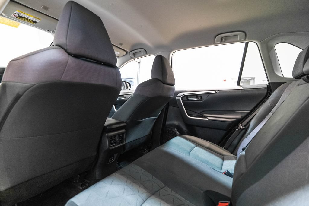 2025 Toyota RAV4 XLE - Photo 14