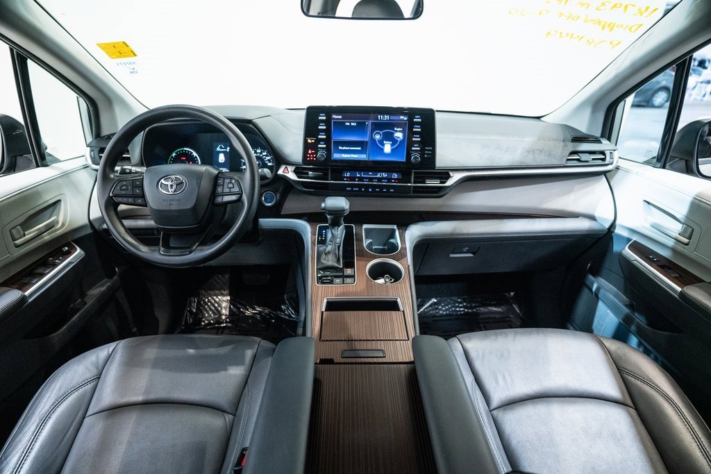 2023 Toyota Sienna LE photo 2