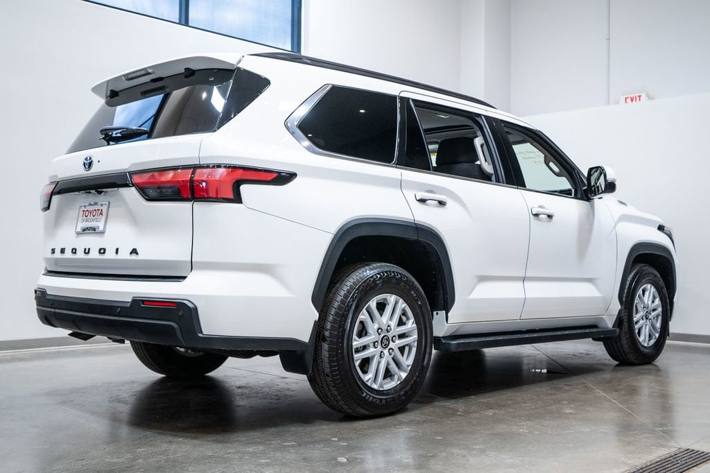 2023 Toyota Sequoia SR5 - Photo 9