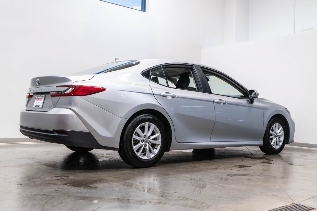 2025 Toyota Camry LE - Photo 9