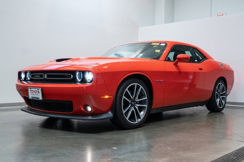 Used 2022 Dodge Challenger R/T with VIN 2C3CDZBT2NH155864 for sale in Brookfield, WI