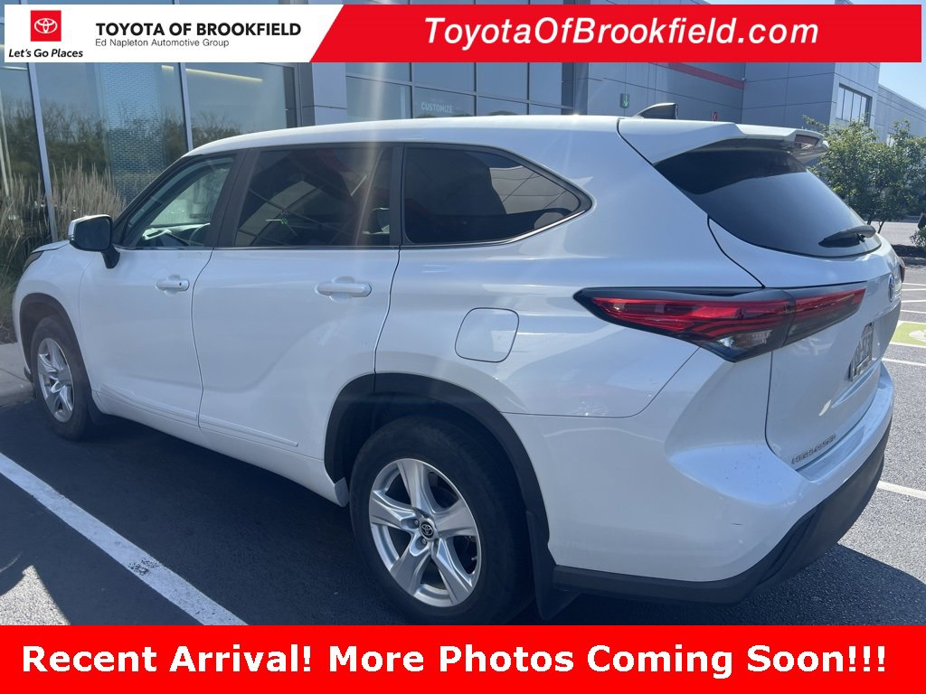 2023 Toyota Highlander LE photo 2
