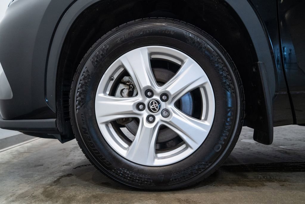 2024 Toyota Highlander LE - Photo 11