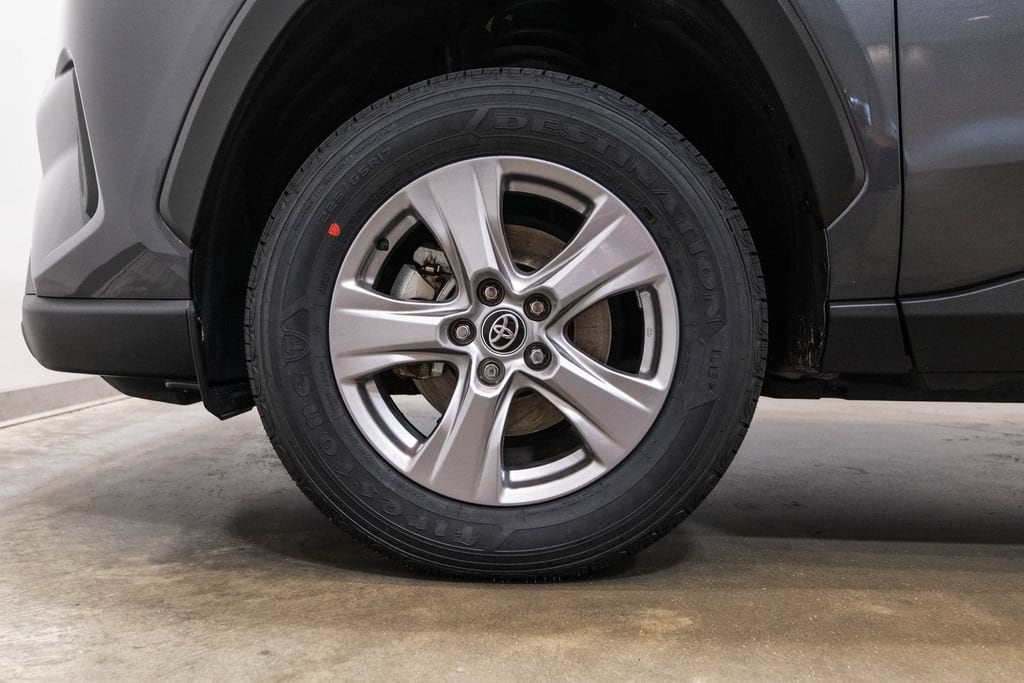 2025 Toyota RAV4 XLE - Photo 11