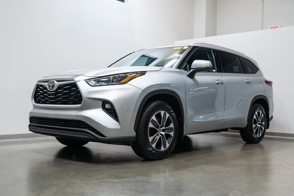 2022 Toyota Highlander XLE photo 3
