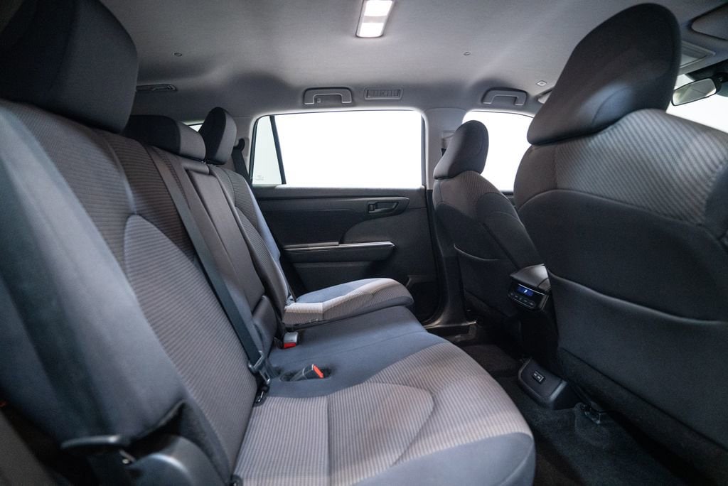 2024 Toyota Highlander LE - Photo 31