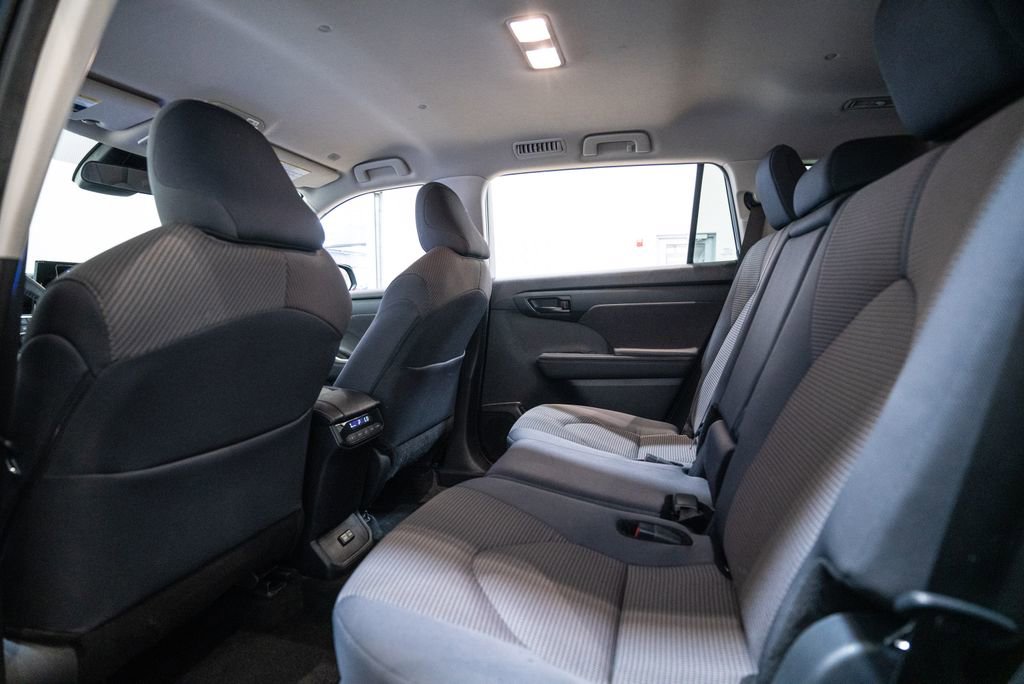 2024 Toyota Highlander LE - Photo 32