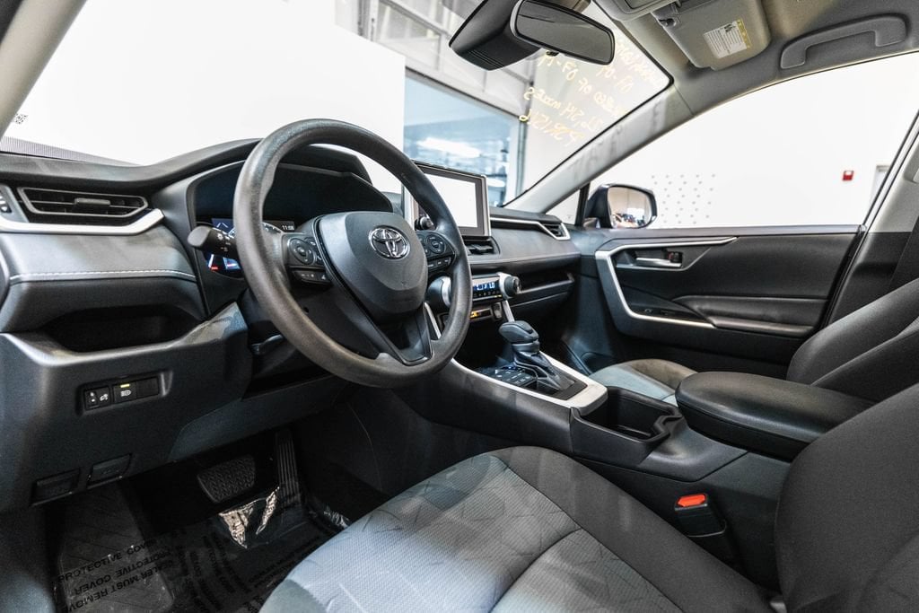 2025 Toyota RAV4 XLE - Photo 4