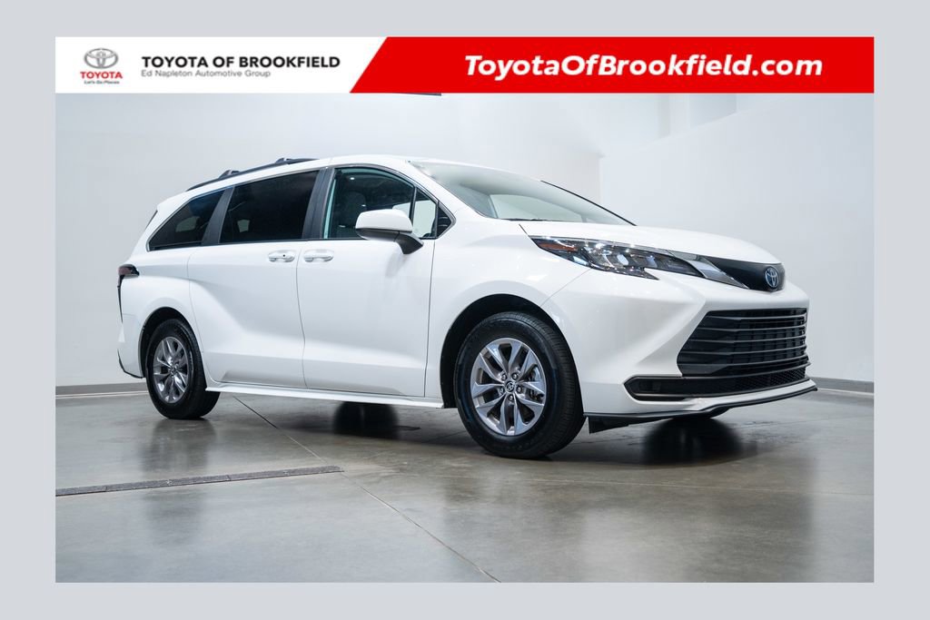 2025 Toyota Sienna LE 8-Passenger Hybrid AWD's photo