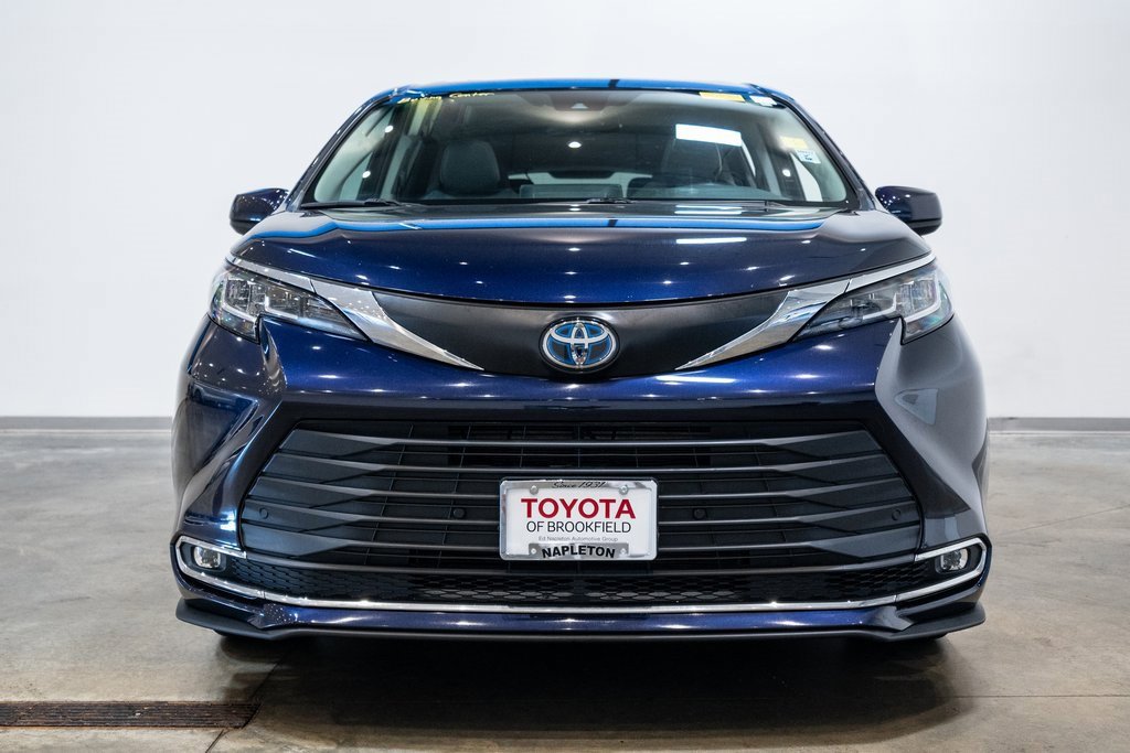 2023 Toyota Sienna XLE photo 2